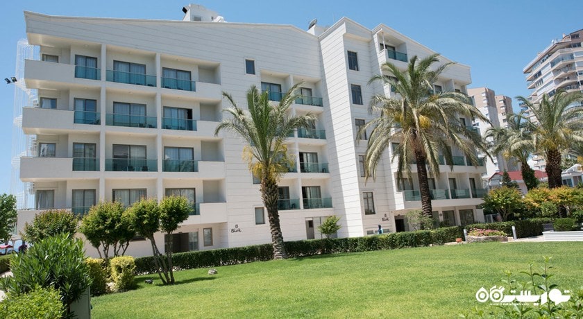 محوطه فضای سبز و ساختمان هتل